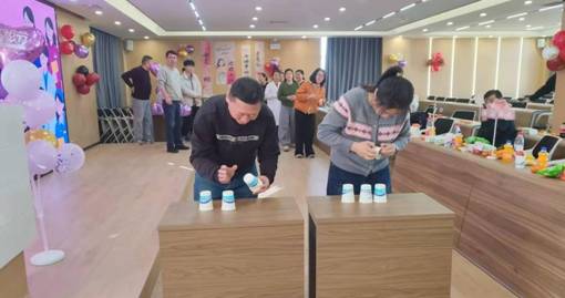 一群人在餐厅里描述已自动生成