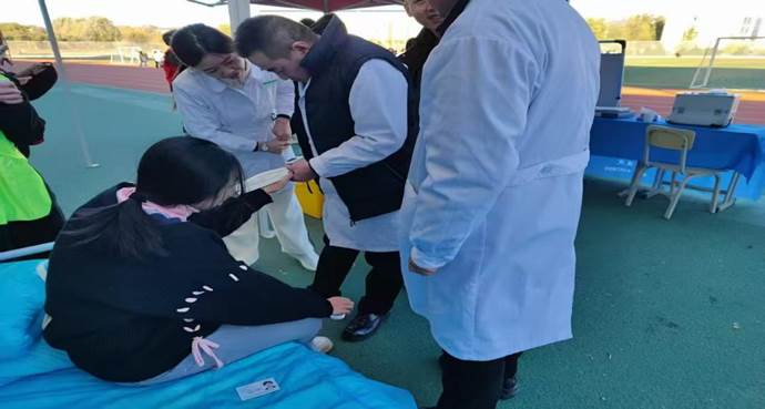 一群人正在聊天AI 生成的内容可能不正确。