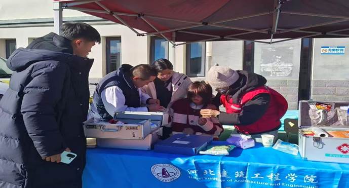 一群人站在桌子边AI 生成的内容可能不正确。